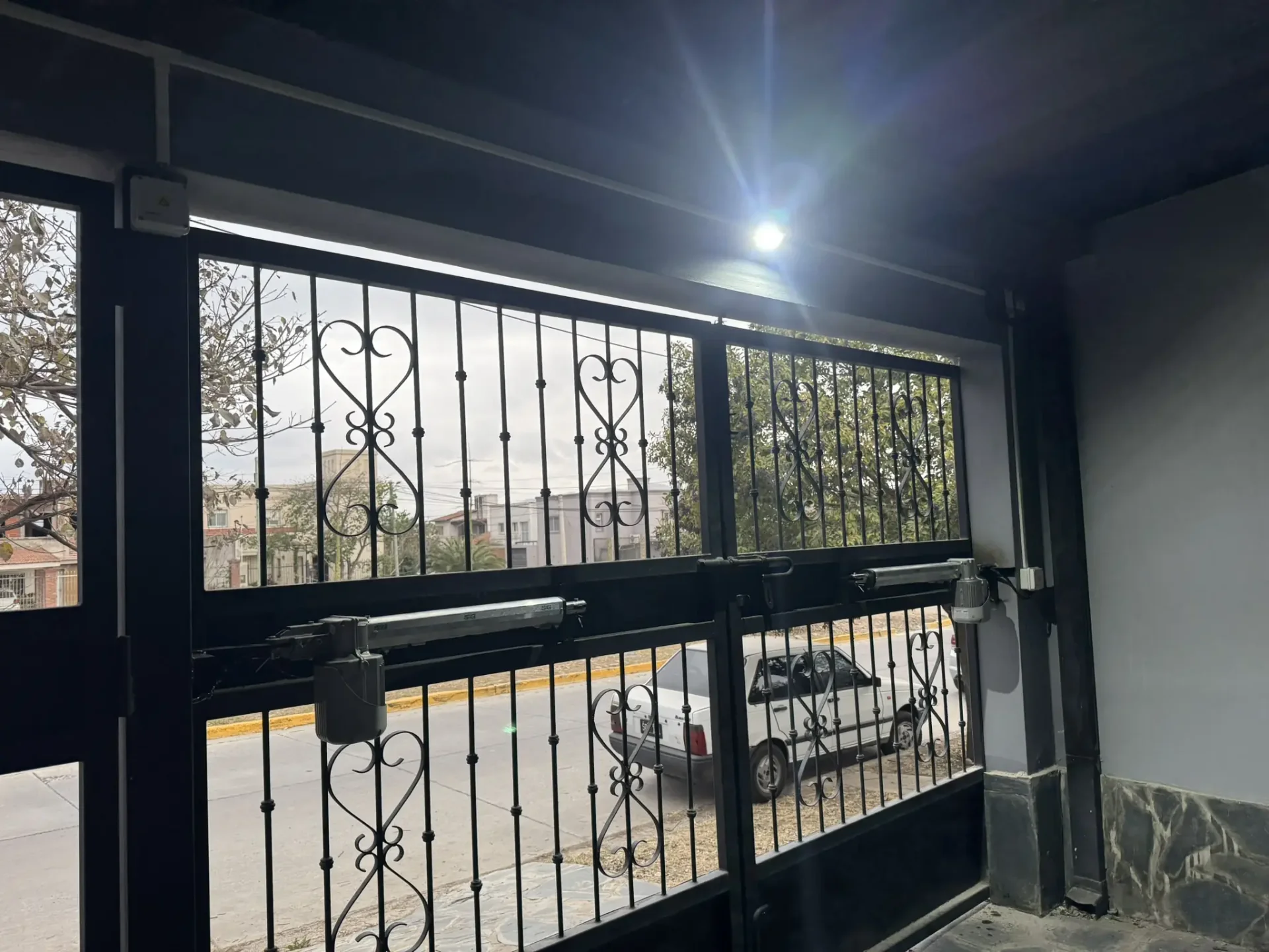 Portón pivotante automatizado en Salta