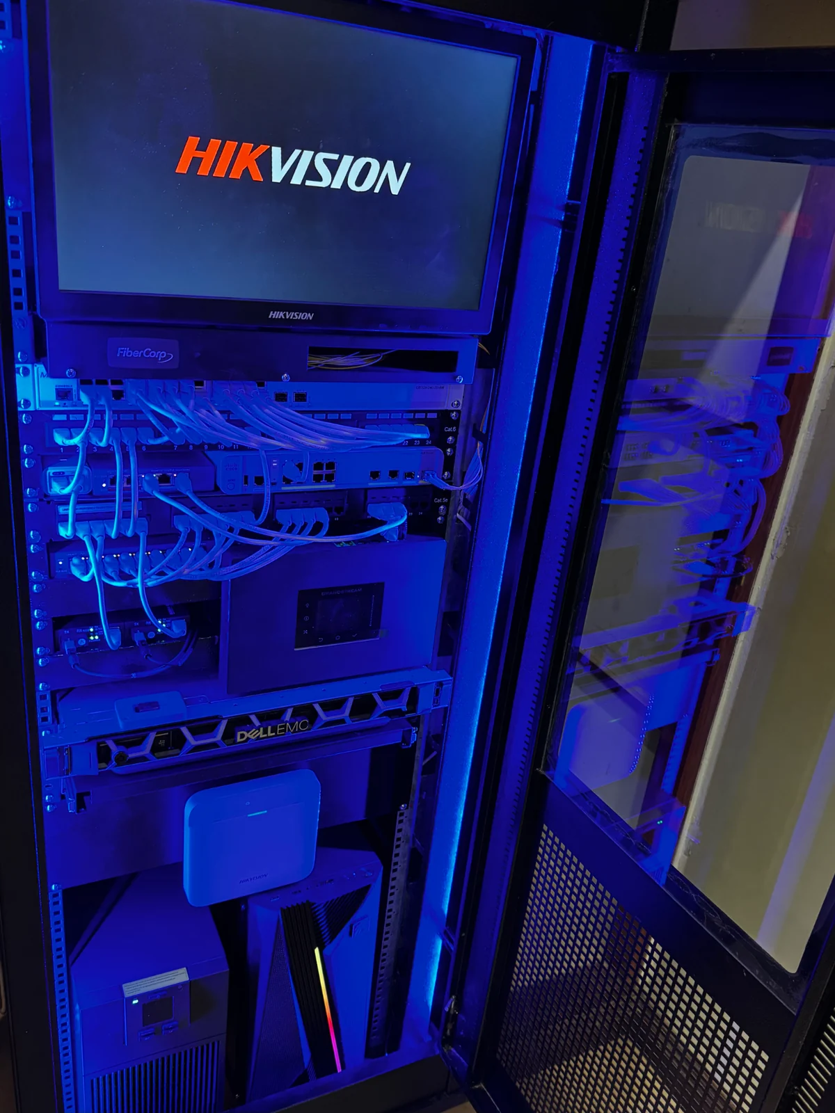 Rack de comunicaciones instalado por DOMATIC con switches, patch panels, grabador y cableado organizado